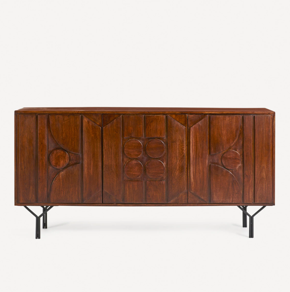 Si buscas una pieza de esas que pasarán de generación en generación, este aparador de madera caoba con puertas talladas es lo que necesitas. Cuesta 1.200 euros en El Corte Inglés. Cómpralo aquí