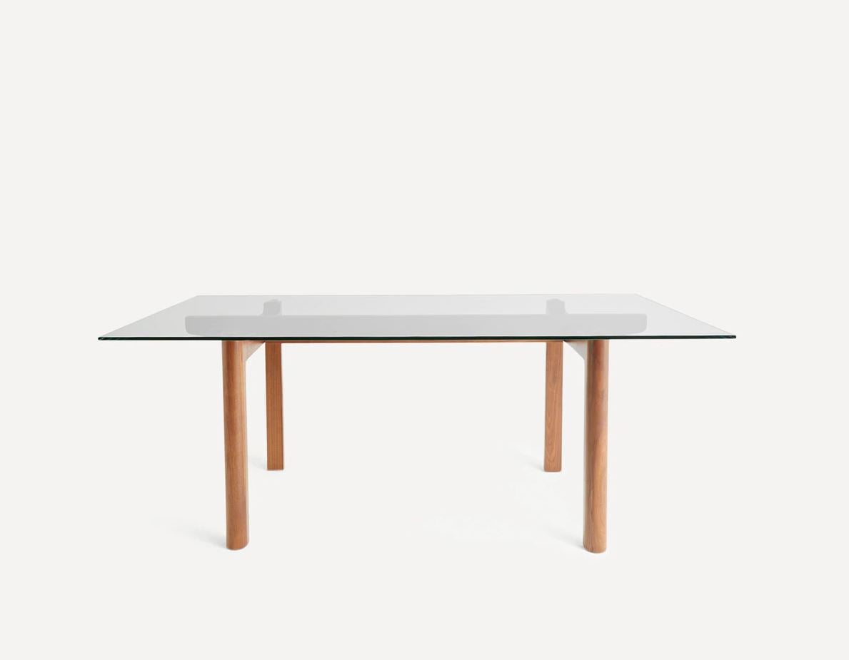 Esta mesa de líneas minimalista en cristal y madera nos ayudará, además, a que nuestro comedor parezca más grande. Precio: 925 euros en El Corte Inglés. Cómpralo aquí