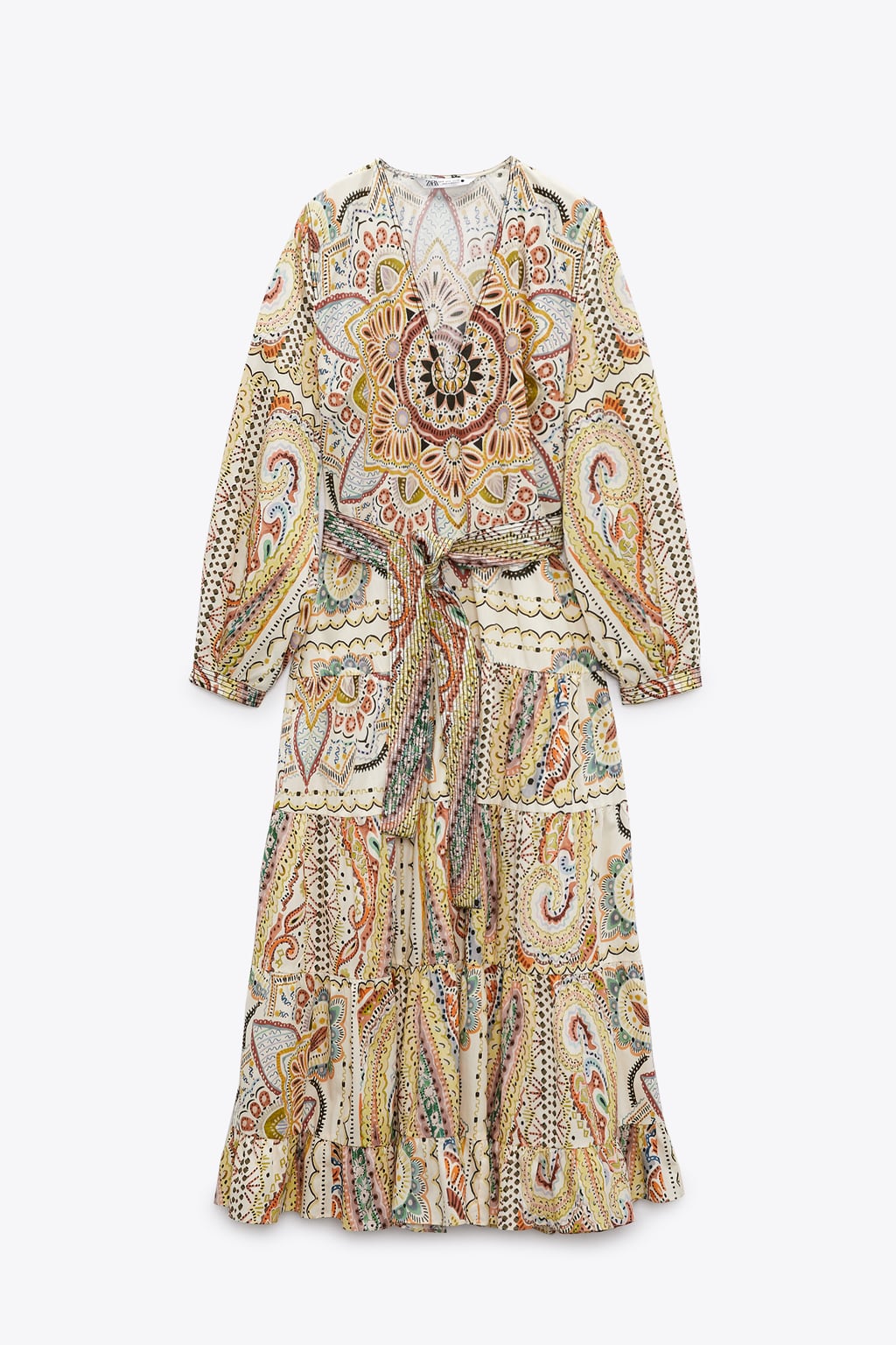 Un diseño en tonos claros para poner una nota de luz a los días más oscuros del año. Vestido midi de Zara (49,99 euros). 