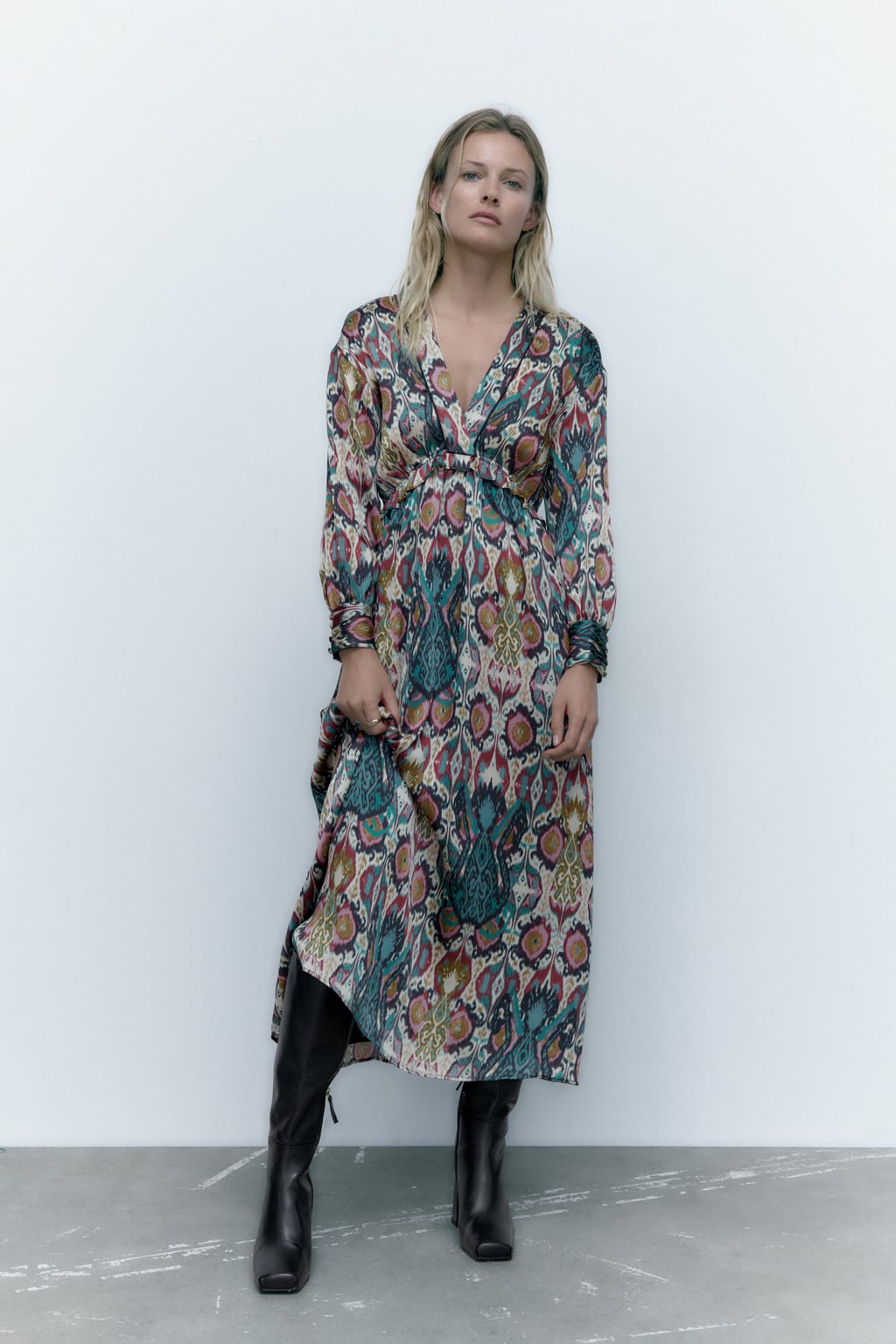 Un estampado original, muy vistososo y que combina con absolutamente todo tu armario. Vestido midi de Zara (39,99 euros). 