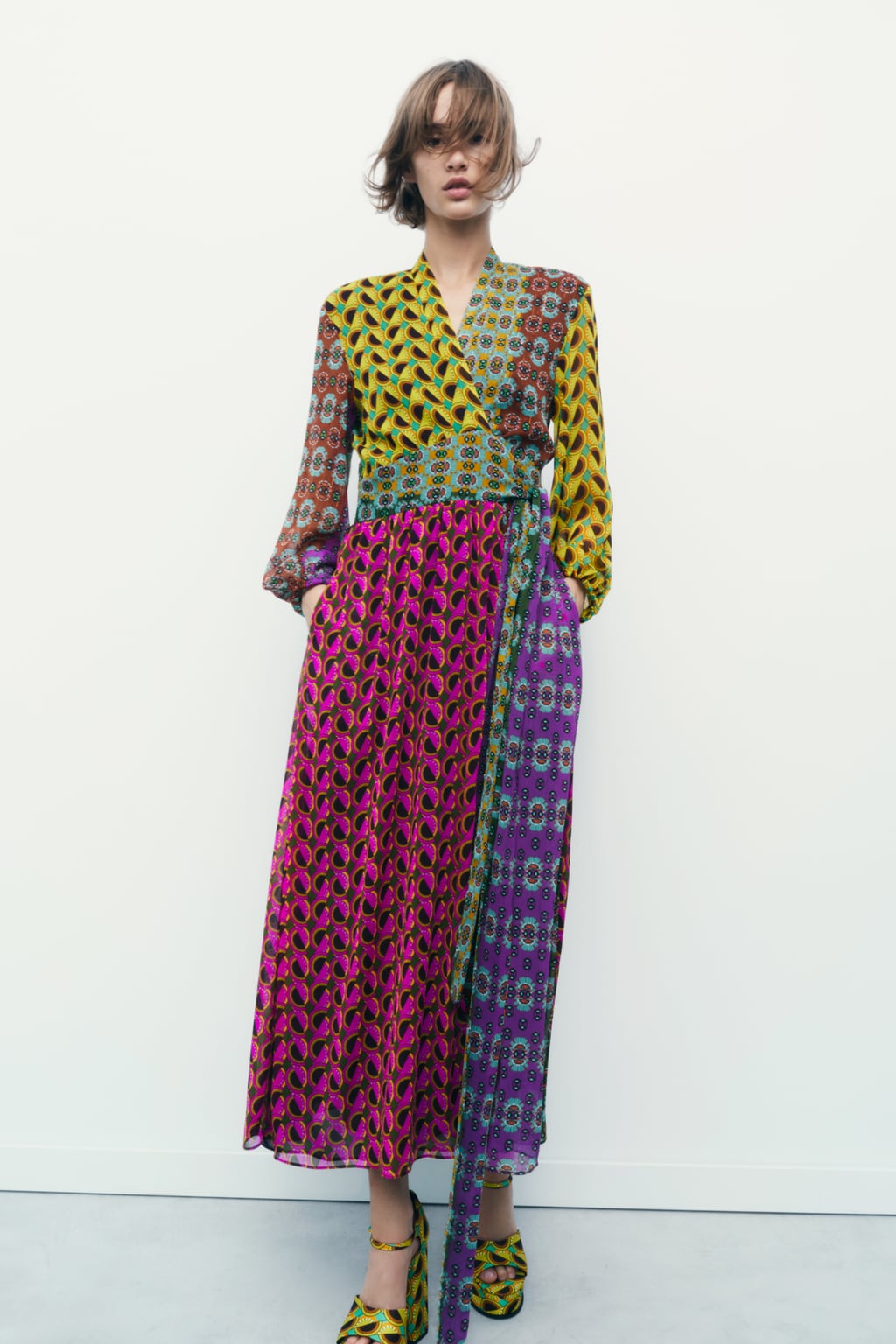 Un diseño multicolor con diferentes estampados geométricos a todo color. Vestido plisado de Zara (59,99 euros). 