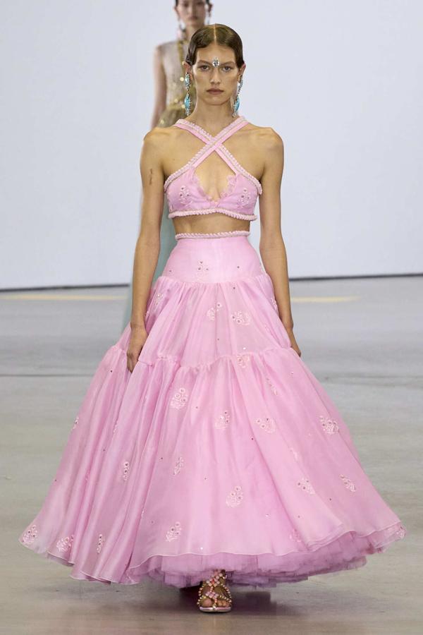 Valli devuelve la feminidad más voluptuosa, onírica y elegante con diseños que quitan el hipo.