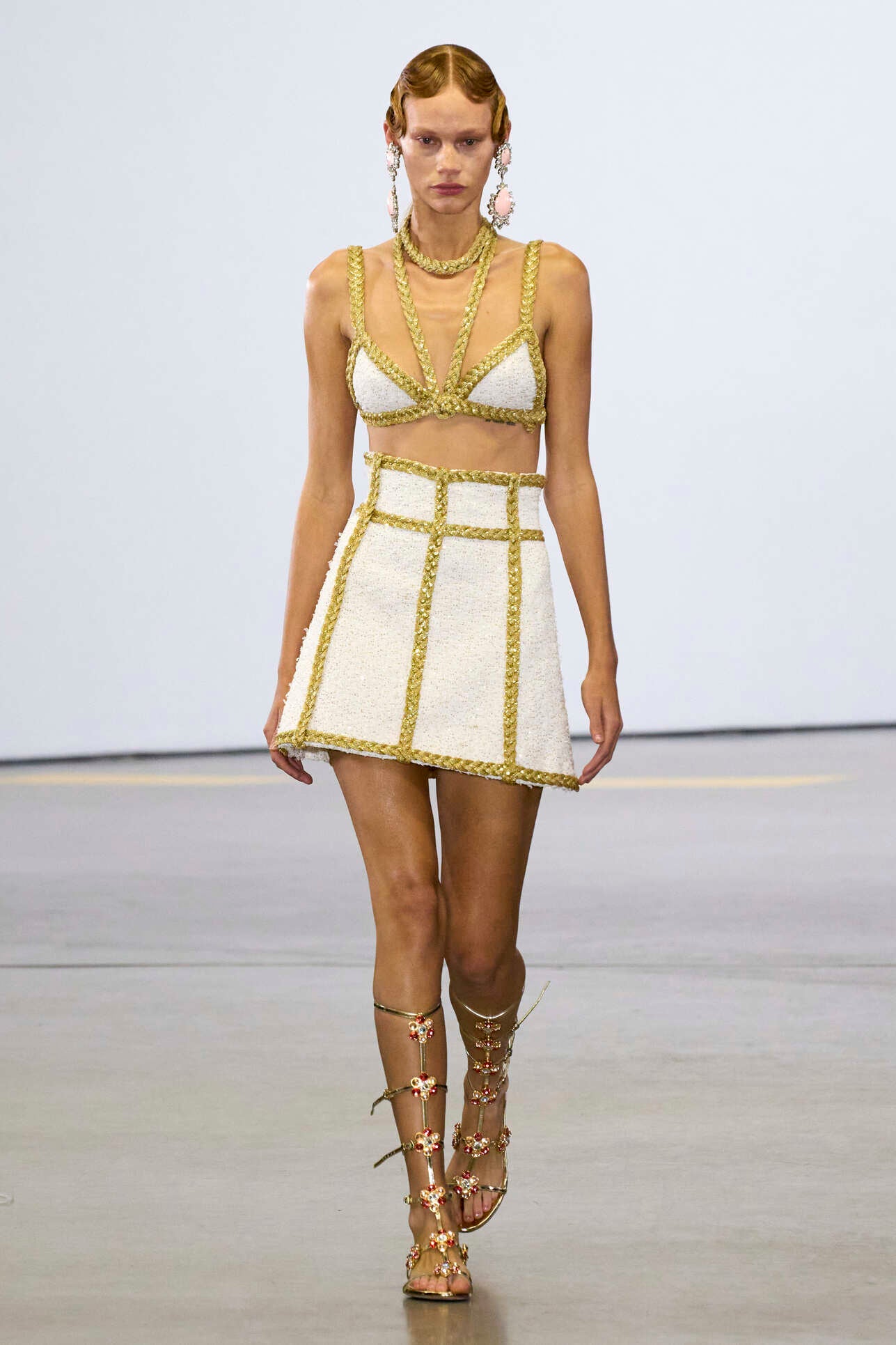 El romanticismo de Valli vuelve a hacer acto de presencia con diseños únicos, oníricos y muy femeninos.