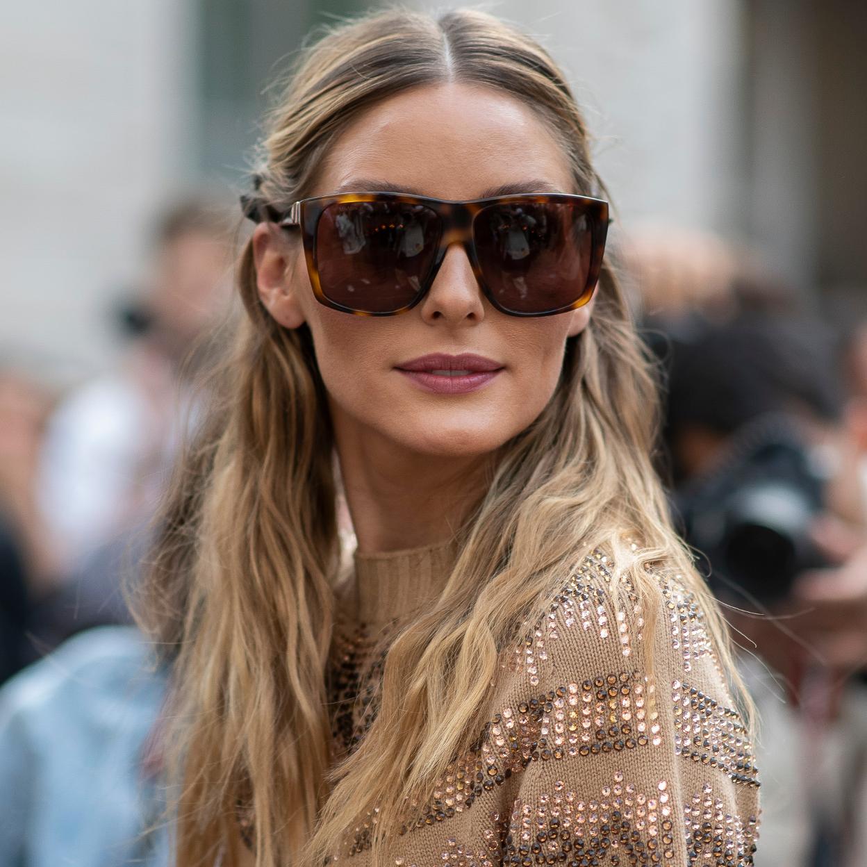 La influencer luce un maquillaje profesional sin brillos con los labios hidratados y sin arrugas.