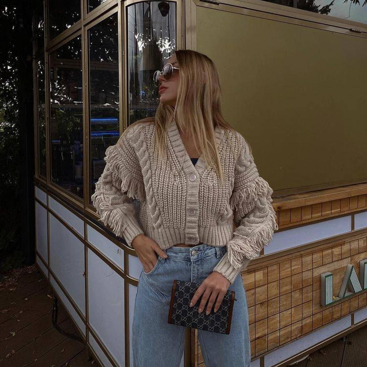 La influencer lleva la chaqueta de punto con flecos más vendida de H&M esta temporada