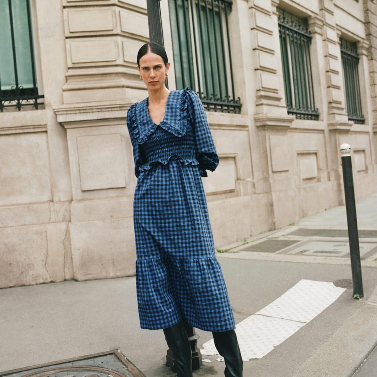 El vestido de cuadros y cuello bobo de Mango Outlet.