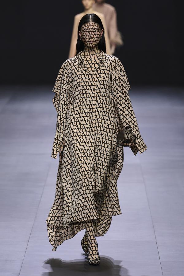 Amor de juventud y diversidad, así se corona el desfile de Valentino. Una carta de amor hacia la viralidad con su logo entramado mediante un estampado que promete dar de que hablar. Sastrería, capas y segundas pieles, pero sobre todo el uso de lentejuelas como tejido principal.