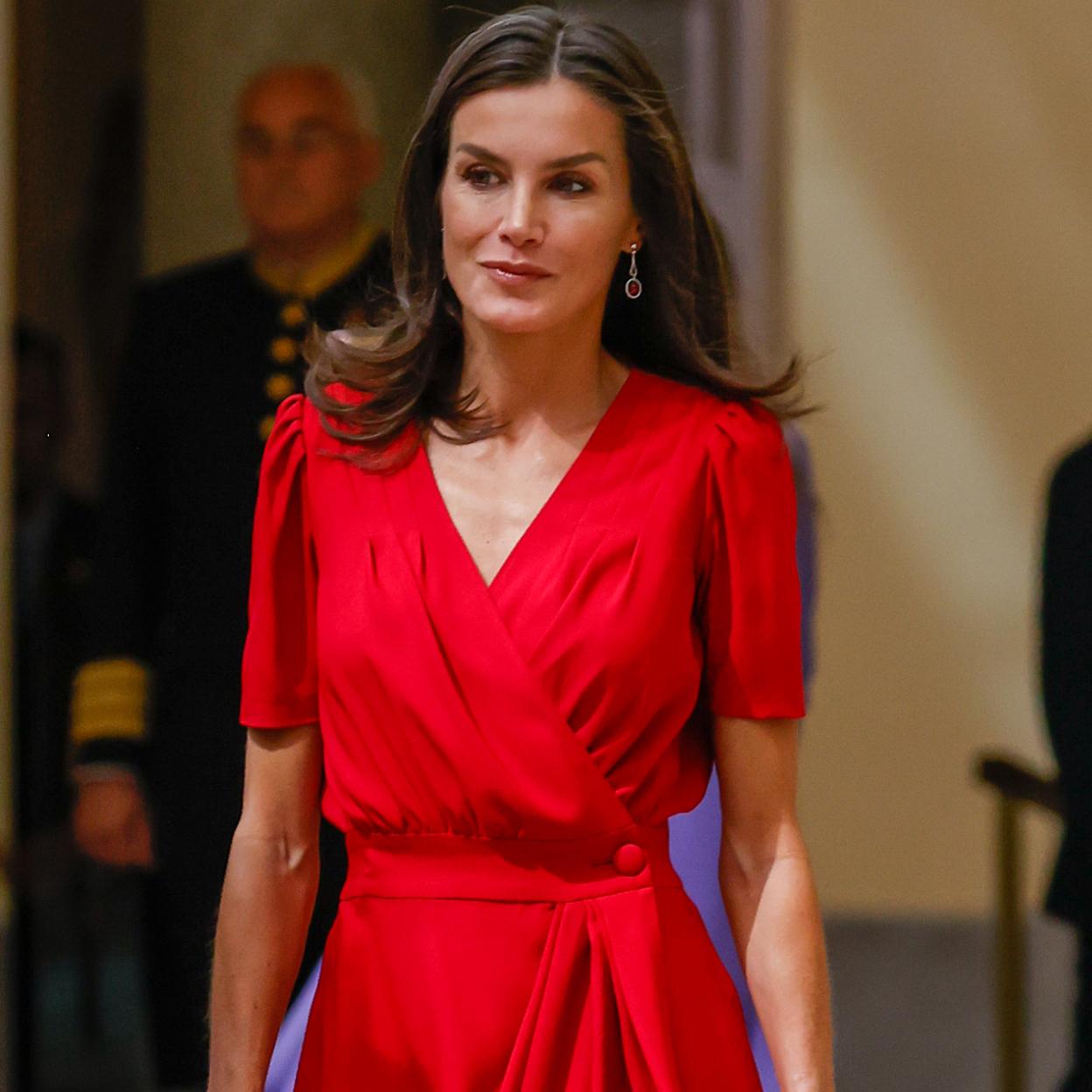 La reina Letizia con un vestido rojo.