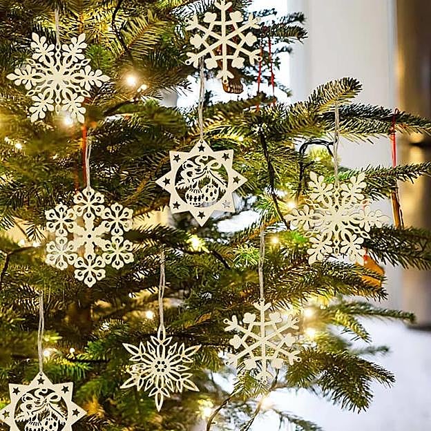 Estos adornos de madera para el árbol de Navidad cuestan 3.43 euros el pack de 20 piezas en Aliexpress.