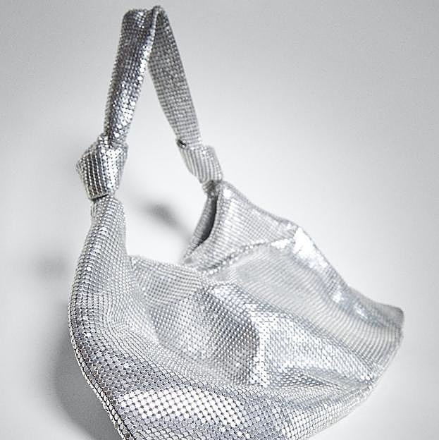 Imagen principal - Bolso saco malla metálica de Mango.