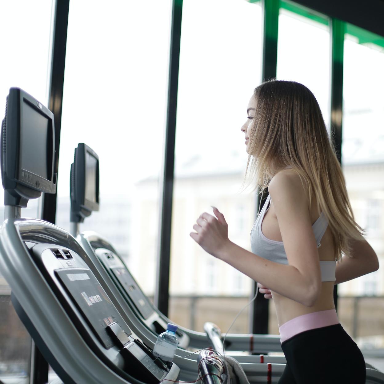 La cinta para correr es ideal para mantenerse en forma cuando no puedes salir al exterior.