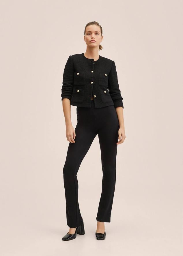 Pantalón legging con tiro alto, cintura elástica y bajo acabado en cremallera, color negro, de Mango. Cuesta 25,99 euros.