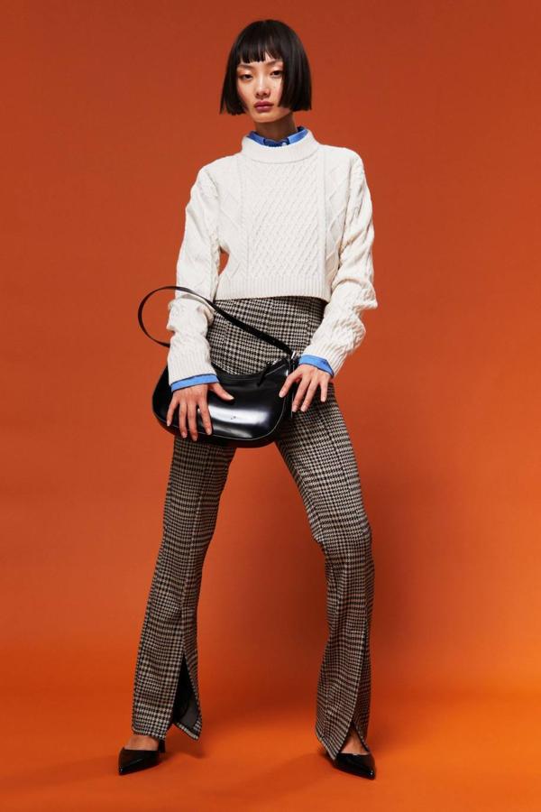 Leggings en tejido de punto con tiro alto, pernera ajustada, bajo acampanado y abertura delantera, en estampado de cuadros marrón, de H&M. Cómpralos por 19,99 euros.