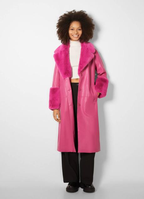 Imagen - Abrigo combinado con efecto piel y pelo en rosa fucsia