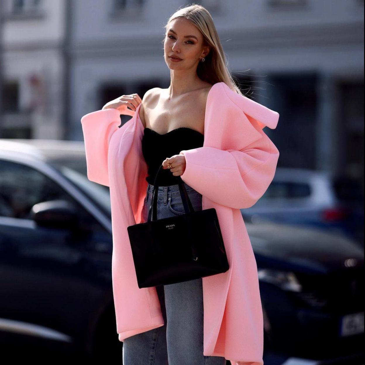 La influencer lleva un look básico elevado por un abrigo rosa
