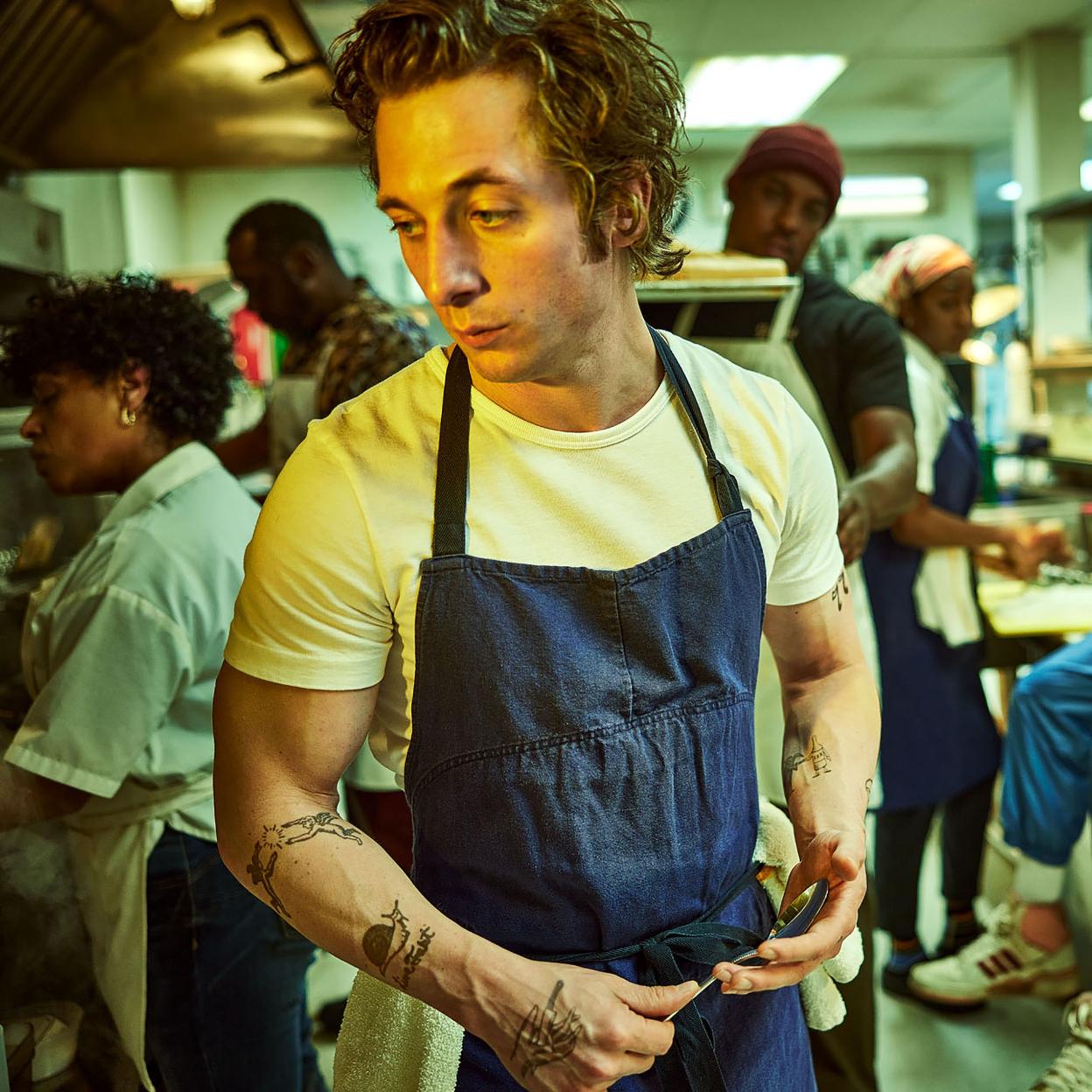 The Bear está protagonizada por Jeremy Allen White, al que vemos en la cocina de su nuevo negocio.