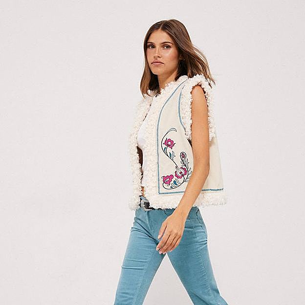Chaleco combinado con borreguillo y bordados a constraste