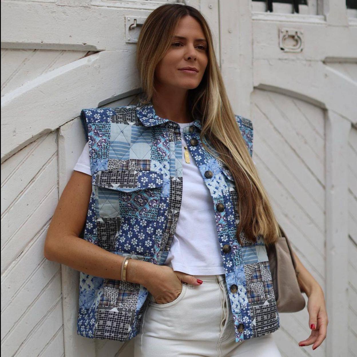 La influencer luce un chaleco estampado a la moda para elevar su sencillo look
