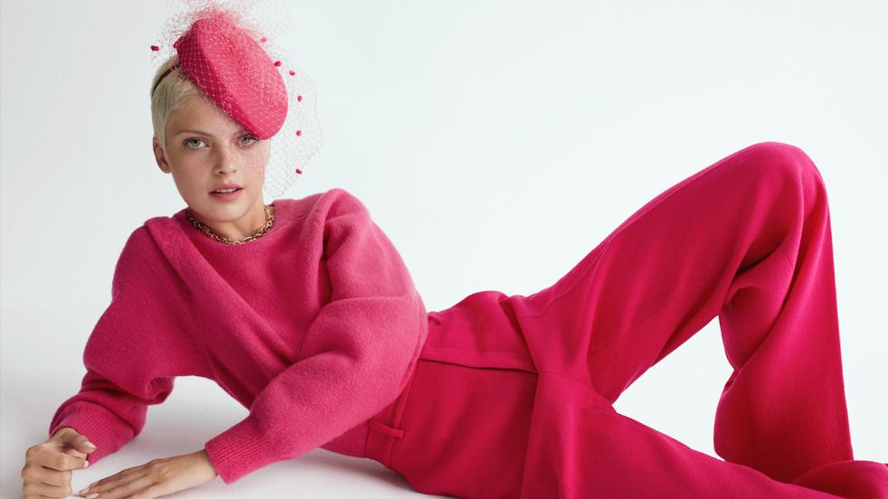 Jersey de lana, seda y cachemir, pantalón y collar, todo de Chanel. El tocado lo firma Mimoki.