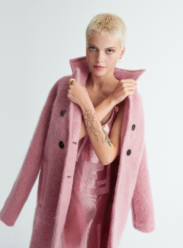 Vestido de Fendi by Versace, abrigo de Marella, pendientes de Bvlgari y anillos de Paola Q.