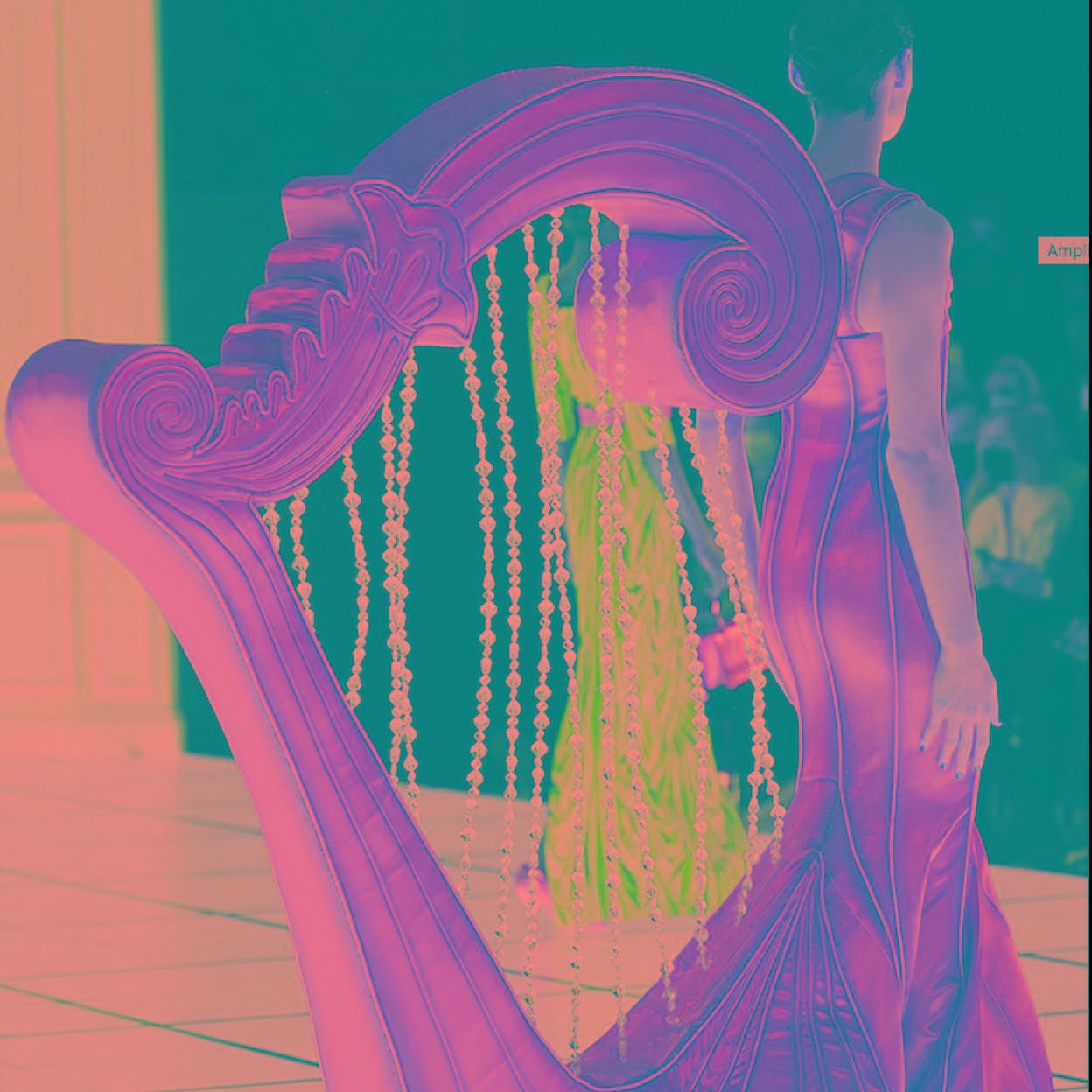 Vestido-arpa de Moschino.