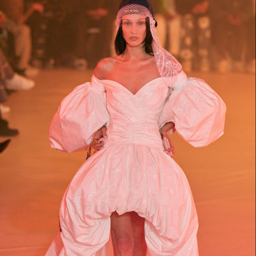 Imagen secundaria 1 - Puesta en escena del desfile de Off-White y Bella Hadid con uno de los vestidos de la colección. A la derecha, propuesta de Vetements.