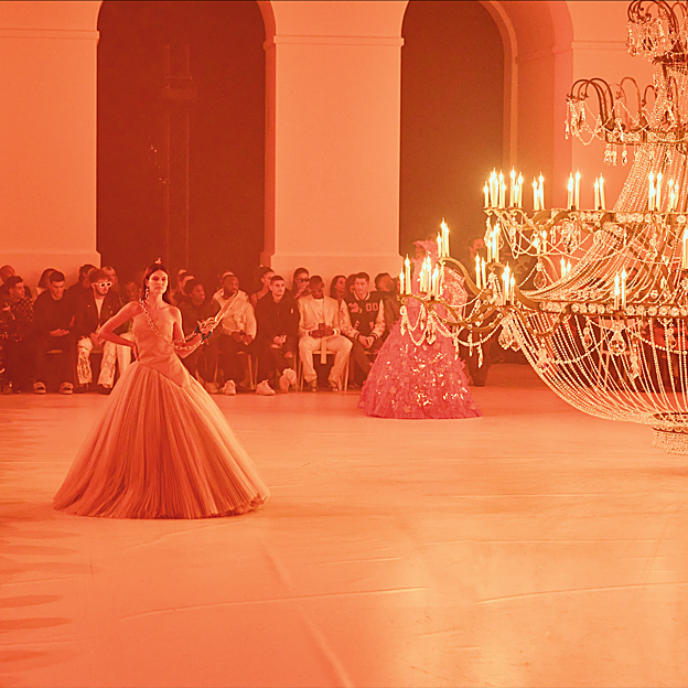 Imagen principal - Puesta en escena del desfile de Off-White y Bella Hadid con uno de los vestidos de la colección. A la derecha, propuesta de Vetements.