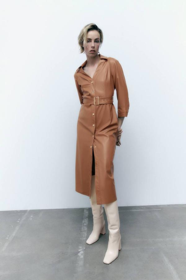 Vestido midi en tejido efecto piel con cuello solapa, escote de pico, manga larga, cierre delantero de botones y cinturón a juego, marrón camel, de Zara. Lo encontrarás por 39,95 euros.
