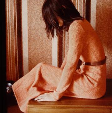 Imagen secundaria 1 - Las prendas de punto este otoño van más allá del jersey y la chaqueta. Vestido de manga larga con tejido de punto calado de Mango (49,99 euros). 