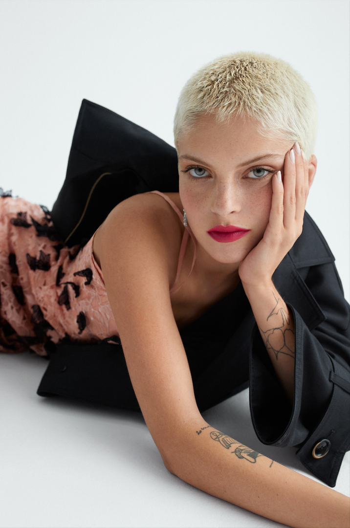 Vestido de Erdem con trench de Herno. Los pendientes son de Bulgari.