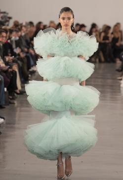 Imagen secundaria 2 - Imágenes del desfile de alta costura de Armani Privé y del de Giambattista Valli HC 2022.