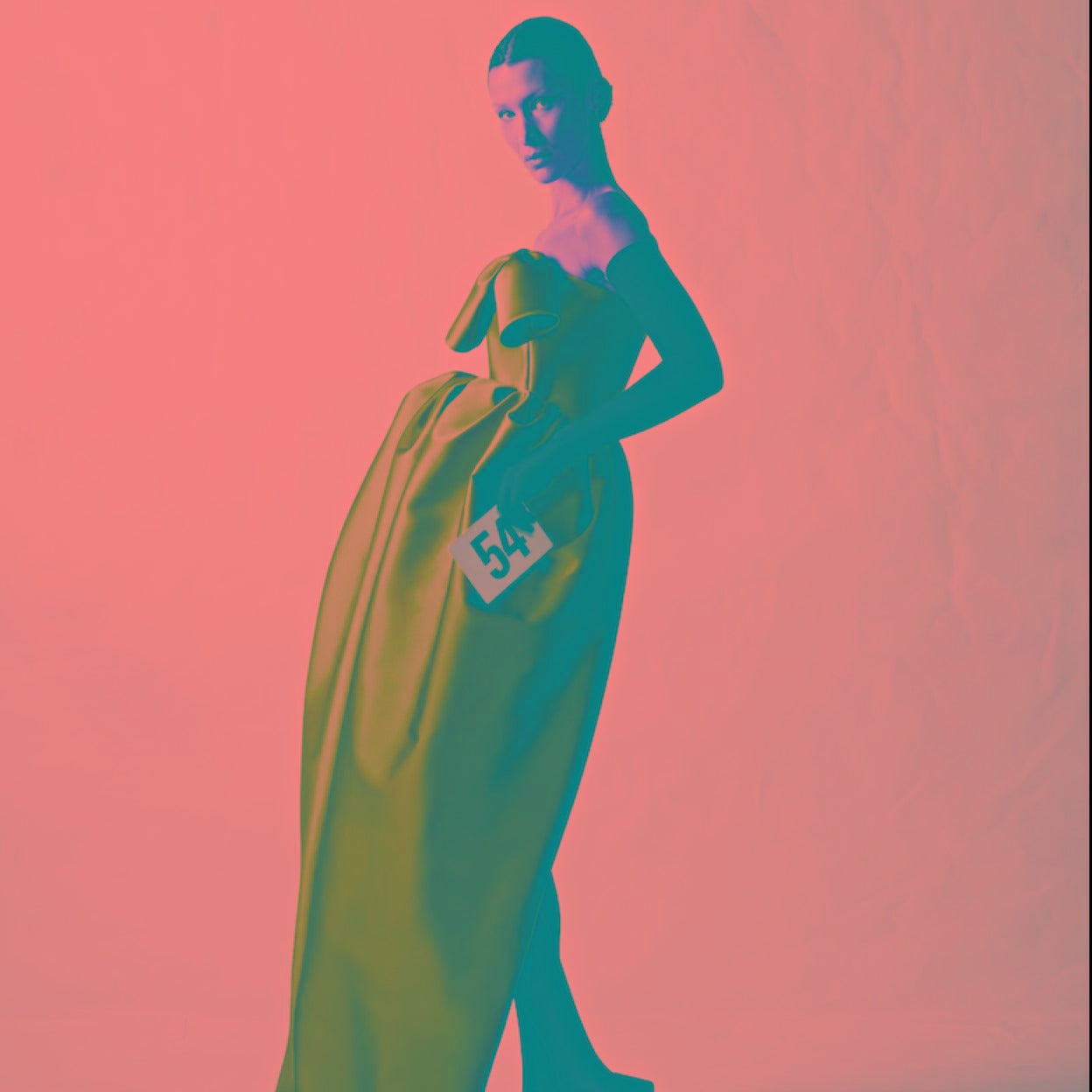 La modelo Bella Hadid con vestido de Balenciaga alta costura. 