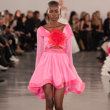 Imagen secundaria 1 - Imágenes del desfile de alta costura de Armani Privé y del de Giambattista Valli HC 2022.