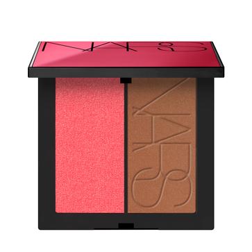 Imagen secundaria 1 - Base de maquillaje ligera Les Beiges Touche de Teint de Chanel (62 €); Blush Bronzer dúo, en tonos Orgasm X y Casino de NARS (44 €) y crema Multi Intensive Jour de Clarins (114 €).