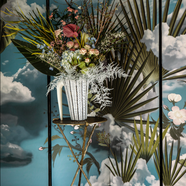 Imagen secundaria 1 - En el comedor hay diseños del propio Walckhoff y piezas históricas, como los bustos italianos del siglo XIX sobre la chimenea. A la izquierda, biombo cubierto por papel de pintura de Sacha Walckhoff para YO2 Design. A la derecha, cuadro R.I.P. de Mohamed Bourouissa.