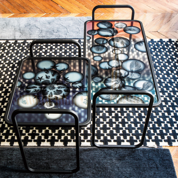 Imagen secundaria 1 - Imagen del dormitorio, mesitas Space Island, de Sacha Walckhoff para Edition van Treeck y detalle de una de las paredes del apartamento del diseñador en París.