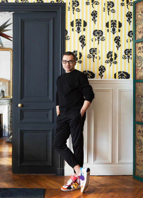 Imagen - El director creativo posa ante un papel pintado diseñado por él mismo para Maison Christian Lacroix. Foto: GILLES TRILLARD