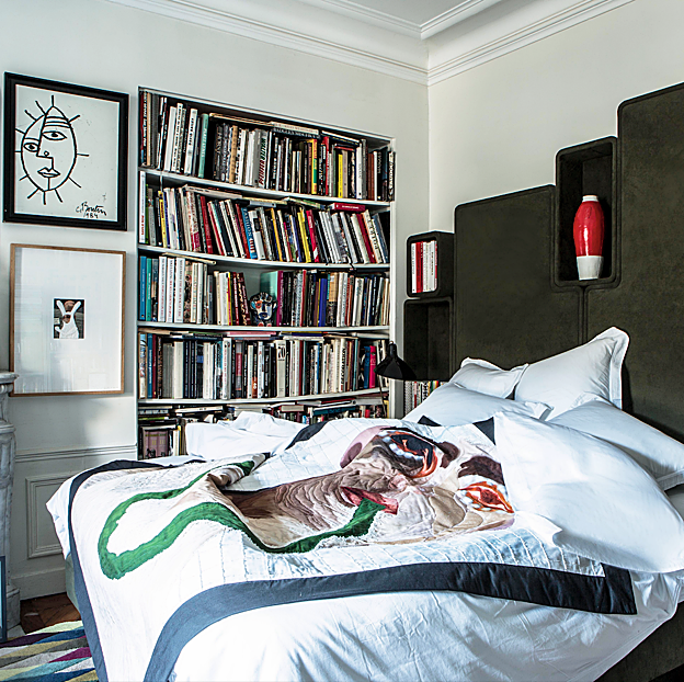 Imagen principal - Imagen del dormitorio, mesitas Space Island, de Sacha Walckhoff para Edition van Treeck y detalle de una de las paredes del apartamento del diseñador en París.