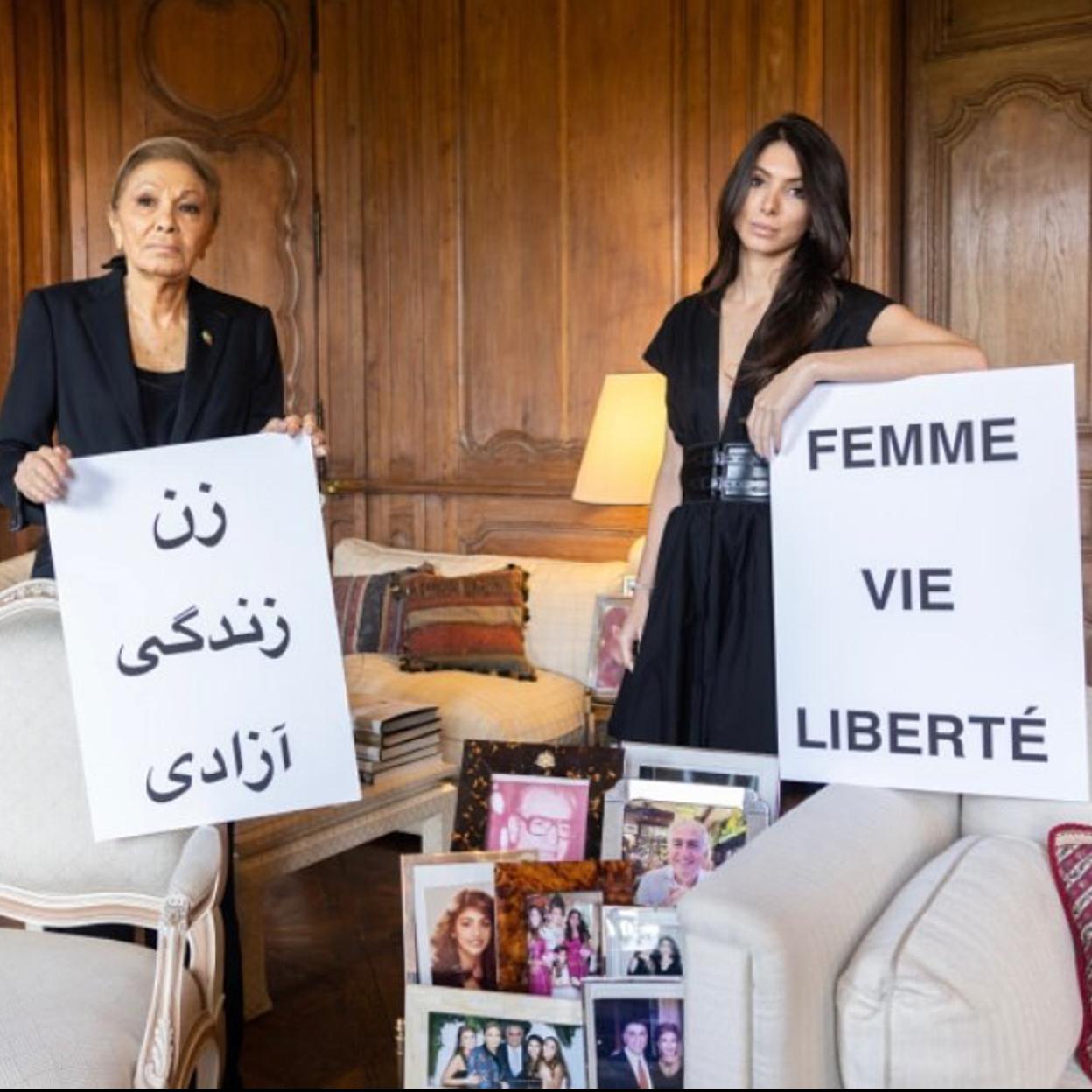Farah Diba posa con Noor Pahlavi con carteles a favor de mujeres de Irán.