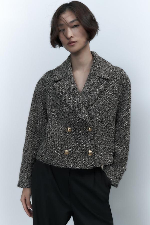 Aunque todavían quedan unas semanas para que comiencen las celebraciones prenavideñas, ya podemos ir pensando en ello. Esta americana corta será la opción perfecta para los eventos más formales. Chaqueta corta en tweed brillante de Zara (59,99 euros). 