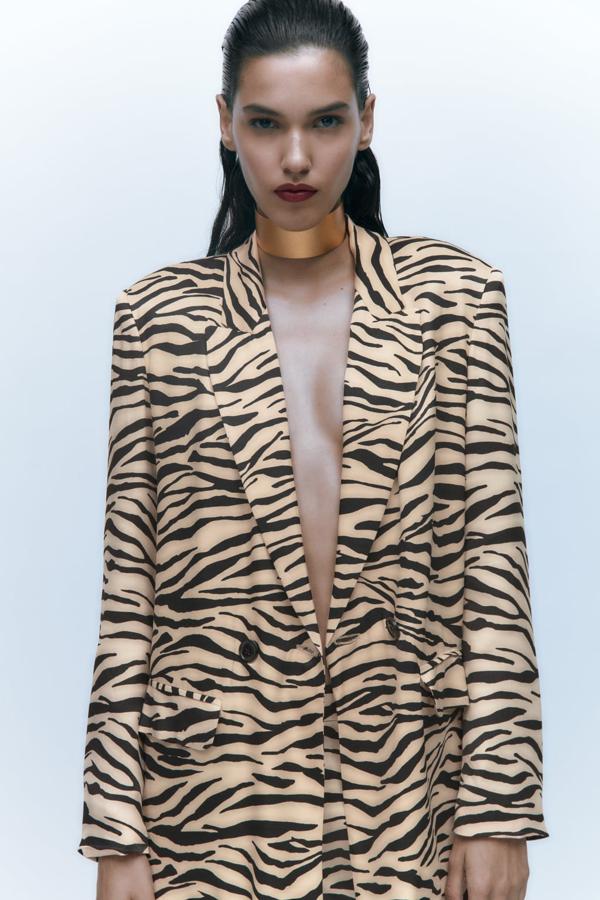 En tejido satinado, pero con un original estampado animal. Blazer de Zara (55,99 euros). 