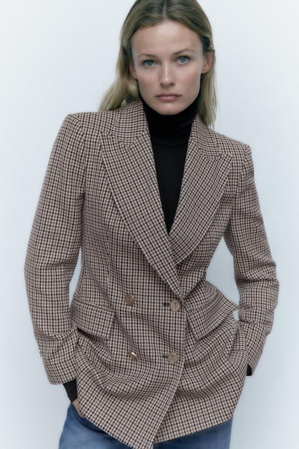 Un estampado clásico que no puede faltar en ningún armario de otoño. Americana cruzada de Zara (59,99 euros). 