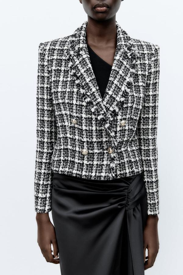 La versión corta de la americana de tweed. Blazer en blanco y negro de Zara (49,99 euros). 