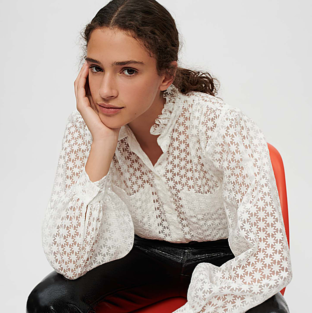 Imagen principal - Blusa con bordados florales de Maje; botas de animal print de Pedro Miralles y blusa en azul y blanco de Sandro.