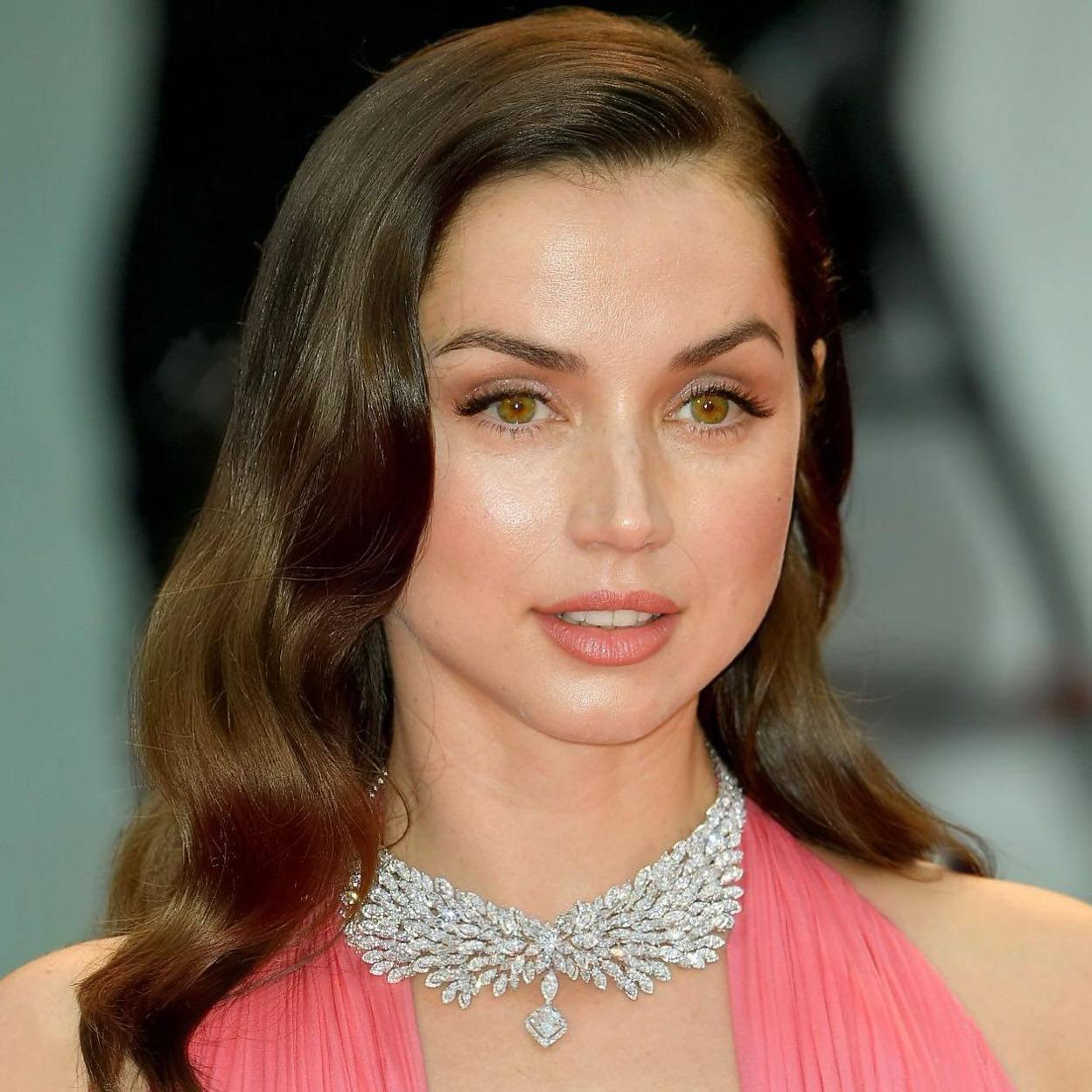 La mirada fresca y luminosa de Ana de Armas es fácil de alcanzar con una crema de ojos con retinol