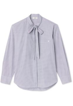 Imagen secundaria 2 - Blusa con bordados florales de Maje; botas de animal print de Pedro Miralles y blusa en azul y blanco de Sandro.