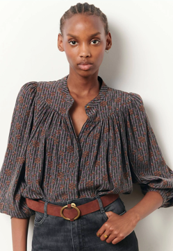 Imagen secundaria 2 - Camisa blanca con lazo, de The Kooples; mocasín con plataforma, de Vagabond; y camisa estampada de Sessùn.