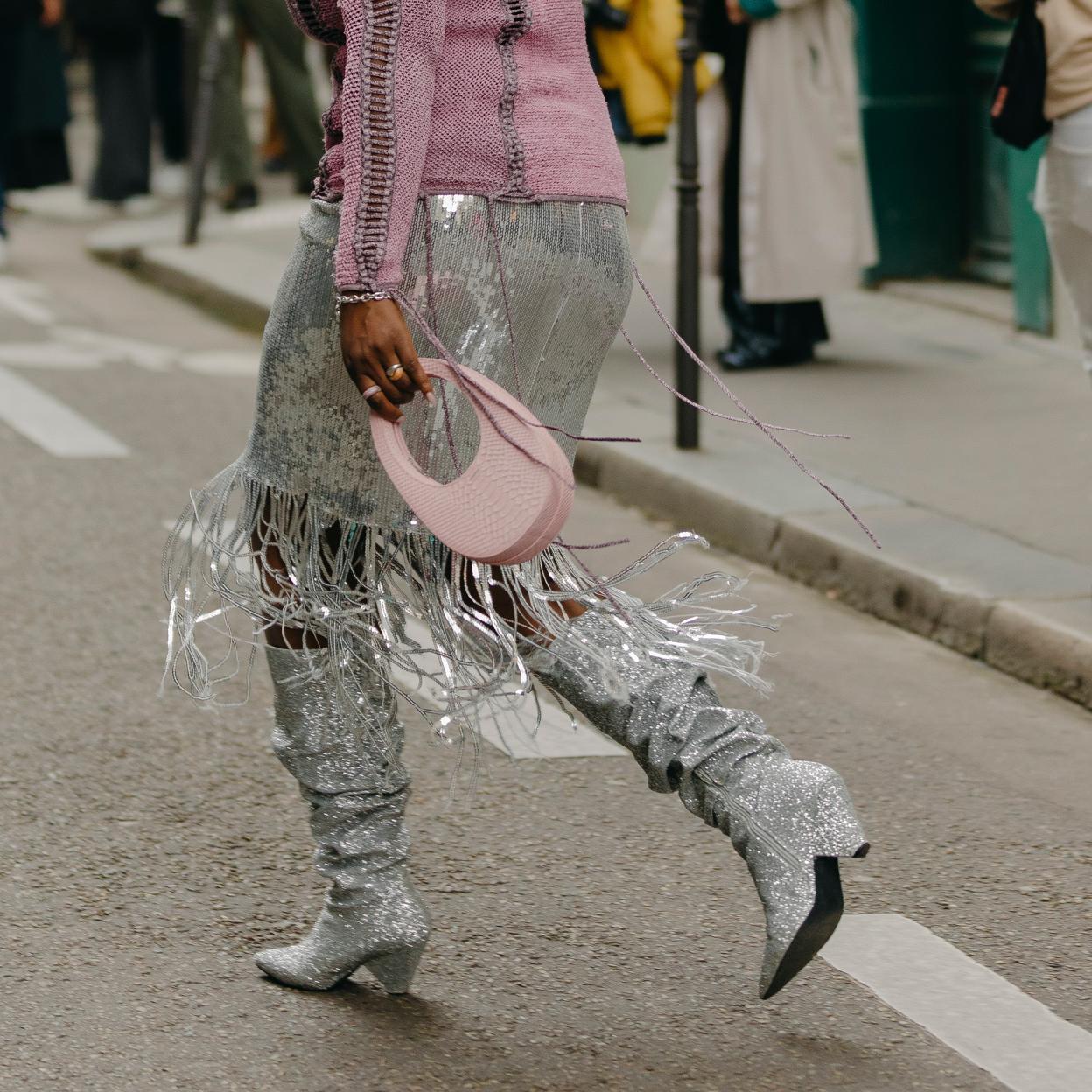 Las botas cowboy plateadas triunfan en el street srtyle.