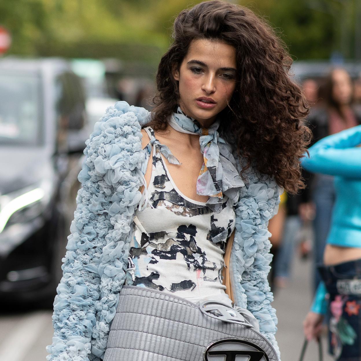 El lavado no es suficiente para el pelo rizado. Ficha esta crema de rizos y olvida el encrespamiento.