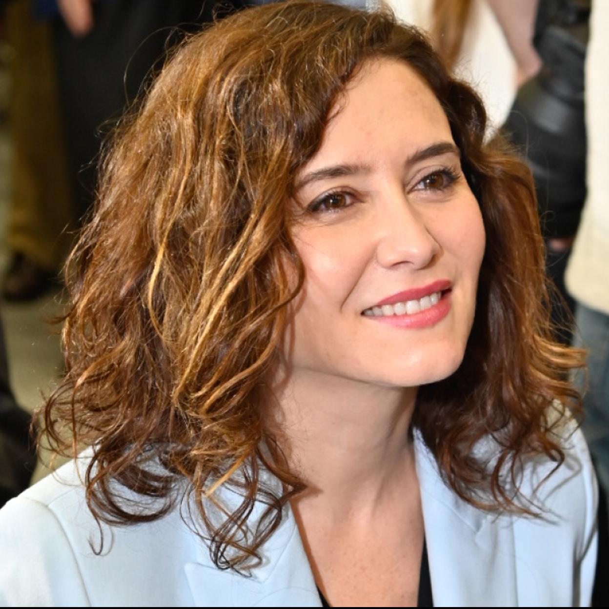 Isabel Díaz Ayuso con un traje azul.